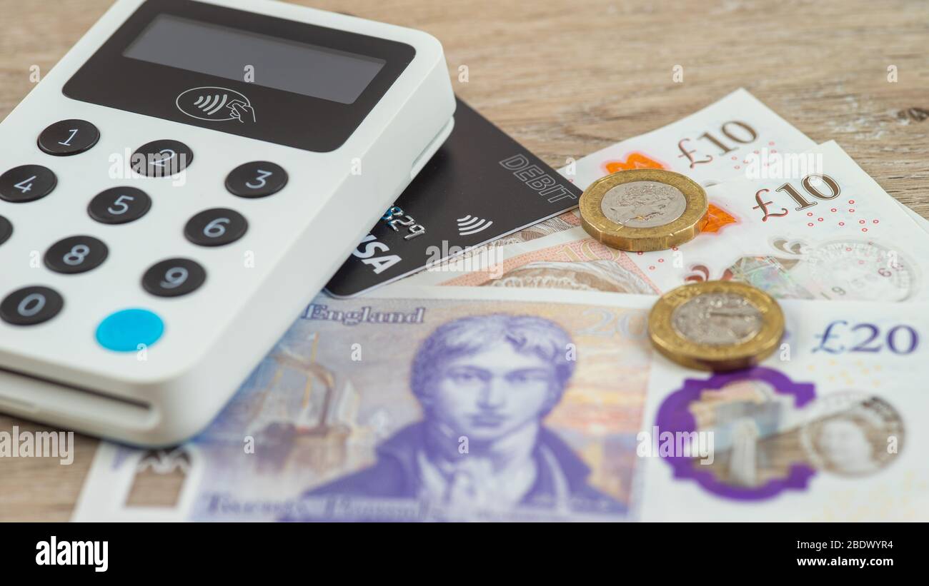terminal de paiement sans contact avec billets et carte de débit britanniques Banque D'Images