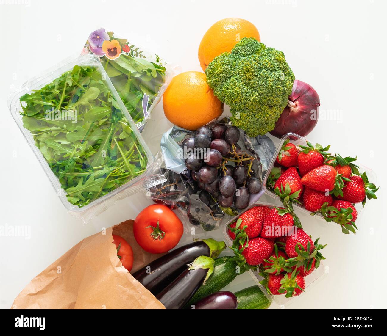 Fruits et légumes multicolores sur une table lumineuse. Jus et ingrédients de smoothie. Une alimentation saine Banque D'Images