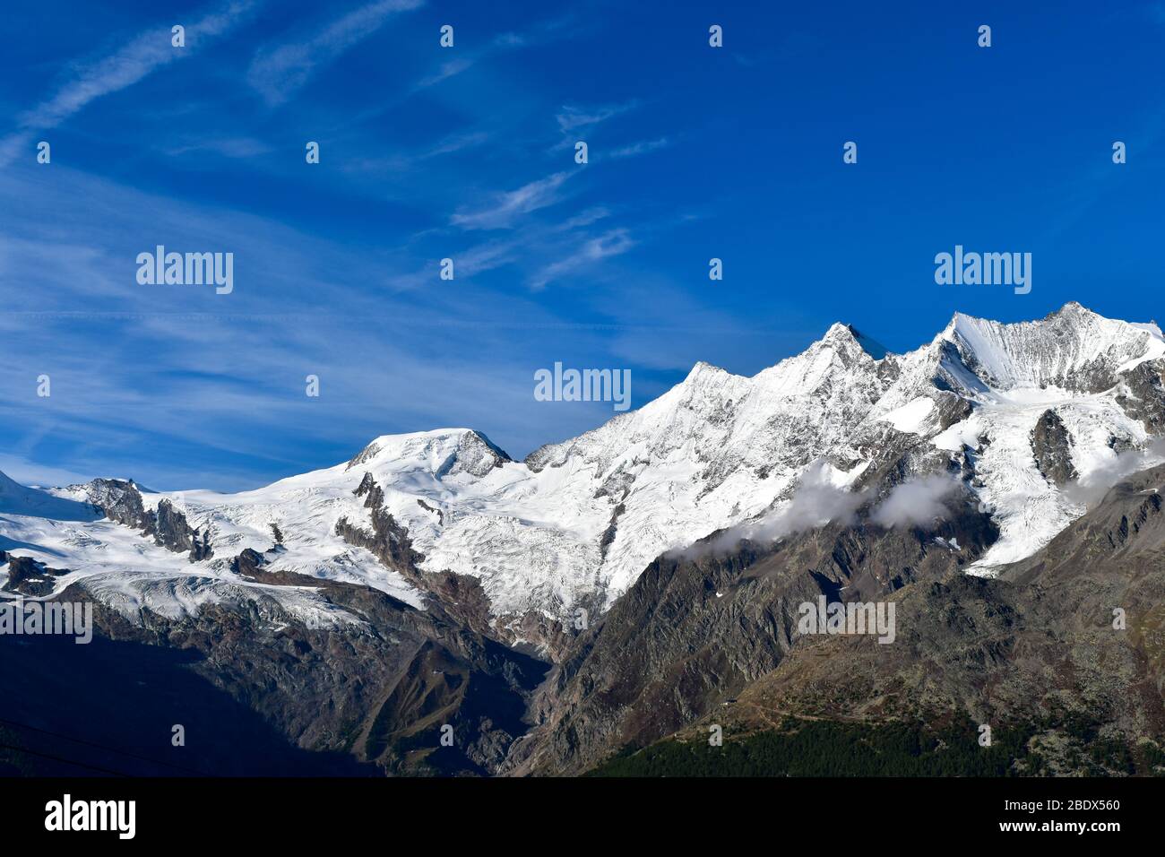 Paysage idyllique dans les Alpes avec des sommets enneigés de montagne. Banque D'Images