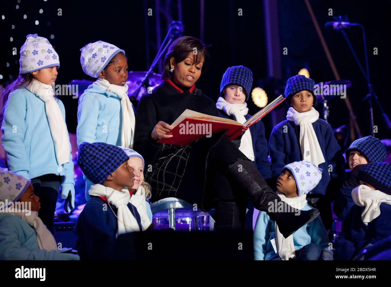 Michelle Obama lit ‚ÄúTwas la nuit avant Noël‚Äù, 2010 Banque D'Images