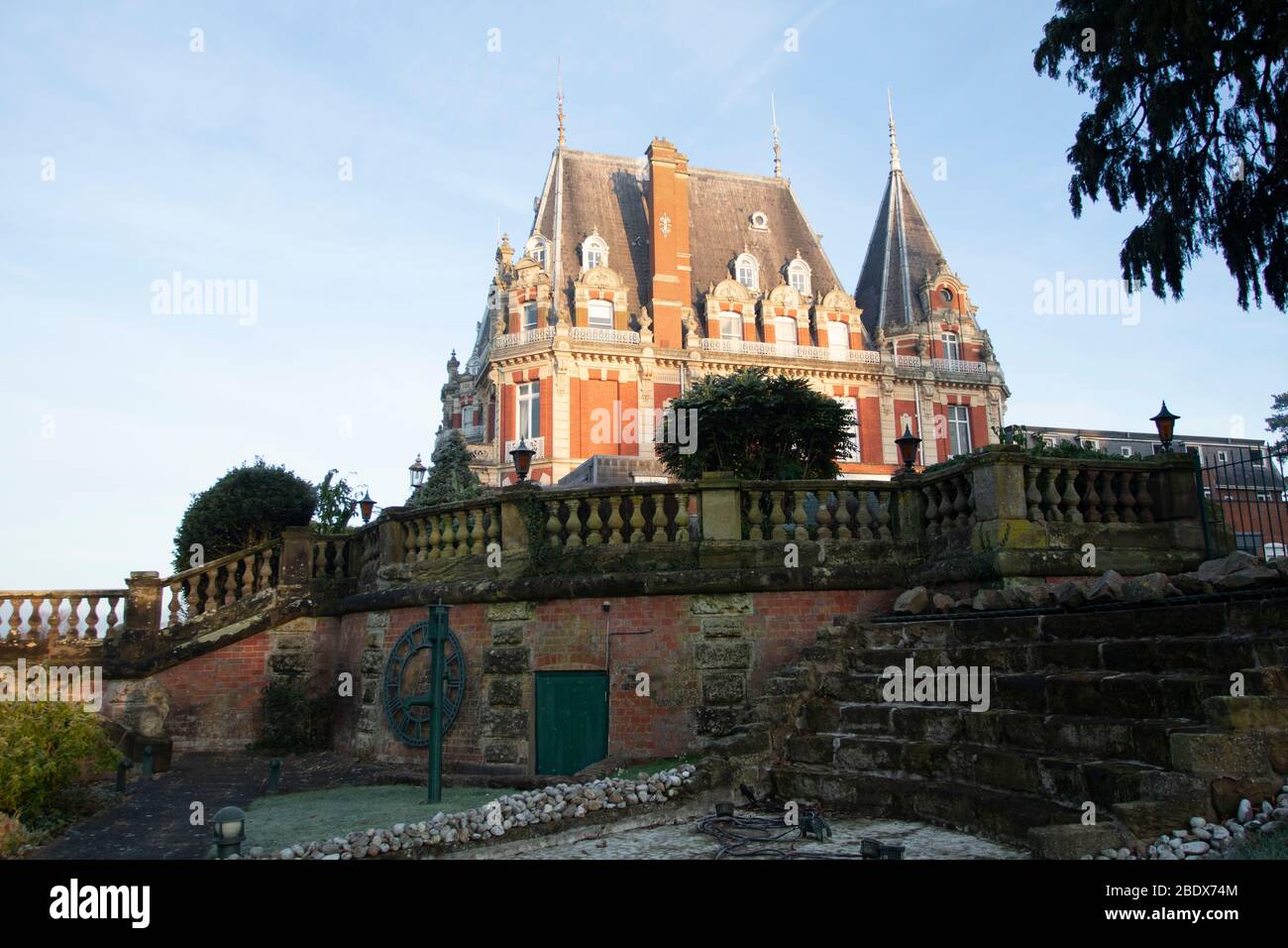 Le Château Impney Hotel ferme définitivement, le Droitwich Spa, Worcestershire, Royaume-Uni 10/04/2020 , l'hôtel emblématique, le Château Impney et le centre de conferencee ont fermé définitivement. En raison des effets dévastateurs du Coronavirus, Covid 19 . Les propriétaires du Château Impney ont annoncé qu'après la fermeture à cause du Coronavirus, ils ont décidé de fermer sans permniver. Le virus dévastateur a affecté les métiers et l'emploi. Ce qui deviendra du Château dans les souvenirs à venir à voir. L'hôtel et la conférence populaires et pittoresques auront un impact sur les entreprises locales et nationales et les chaînes d'approvisionnement. Banque D'Images
