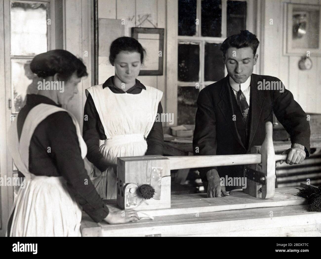 Women Manufacturing Shells, première Guerre mondiale, 1914, Canada Banque D'Images