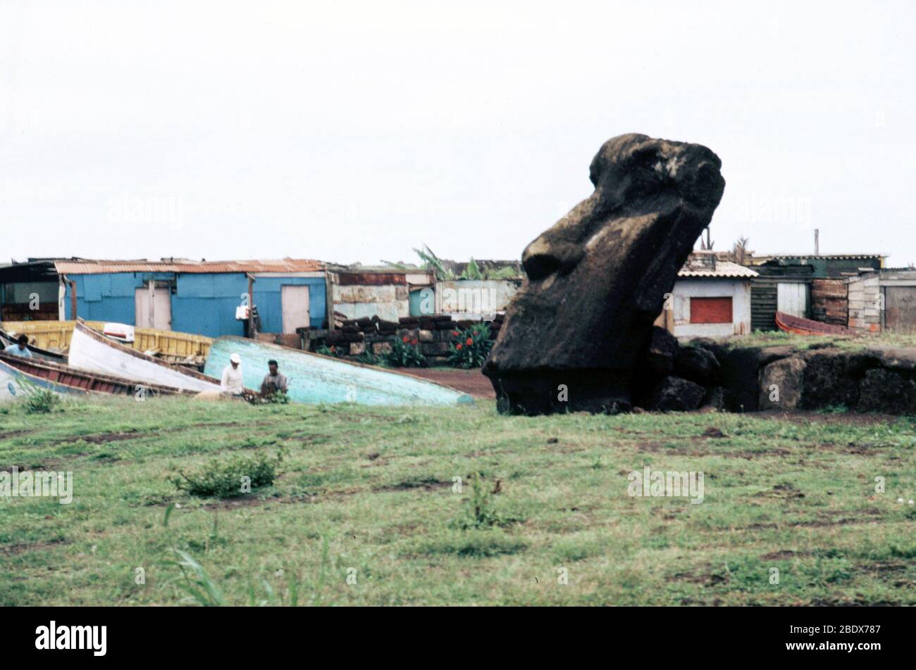 Moai Head et pêcheurs, île de Pâques Banque D'Images