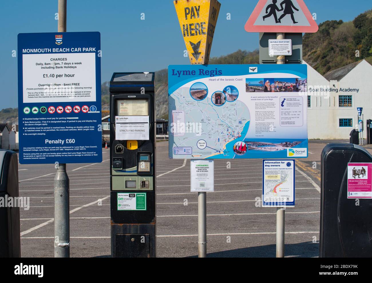 Lyme Regis, Dorset, Royaume-Uni. 10 avril 2020. Royaume-Uni Corvid-19: Les parkings de Lyme Regis sont fermés vendredi Saint pour encourager les visiteurs à rester loin à la lumière de la pandémie de coronavirus. Le tourisme est la principale industrie de la ville et l'impact économique du verrouillage sur les petites entreprises de la ville commence déjà à mordre. Crédit: Celia McMahon/Alay Live News Banque D'Images