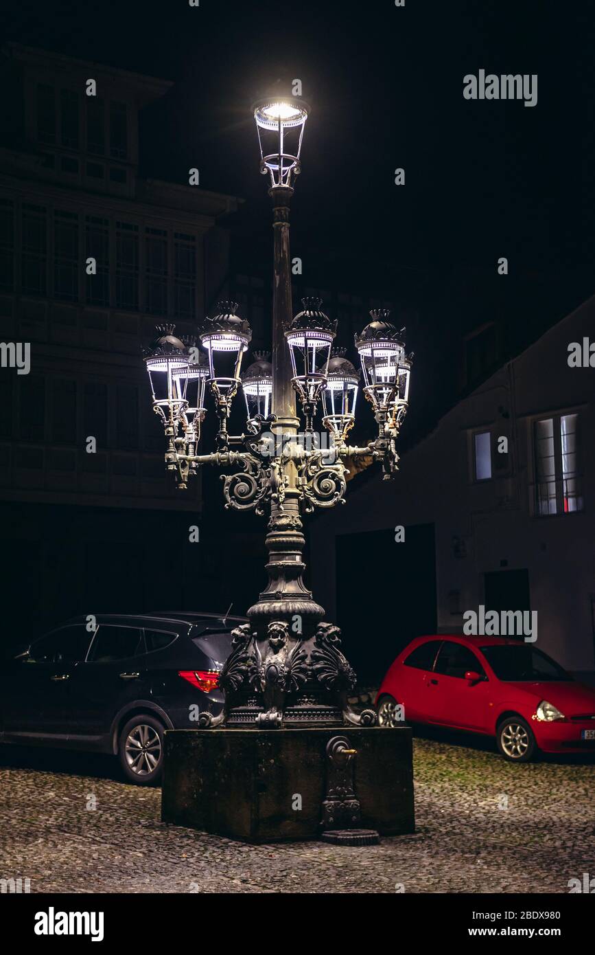 Fontaine lampadaire sur la Plaza Corro San Pedro dans la ville de Comillas dans la communauté autonome de Cantabrie dans le nord de l'Espagne Banque D'Images