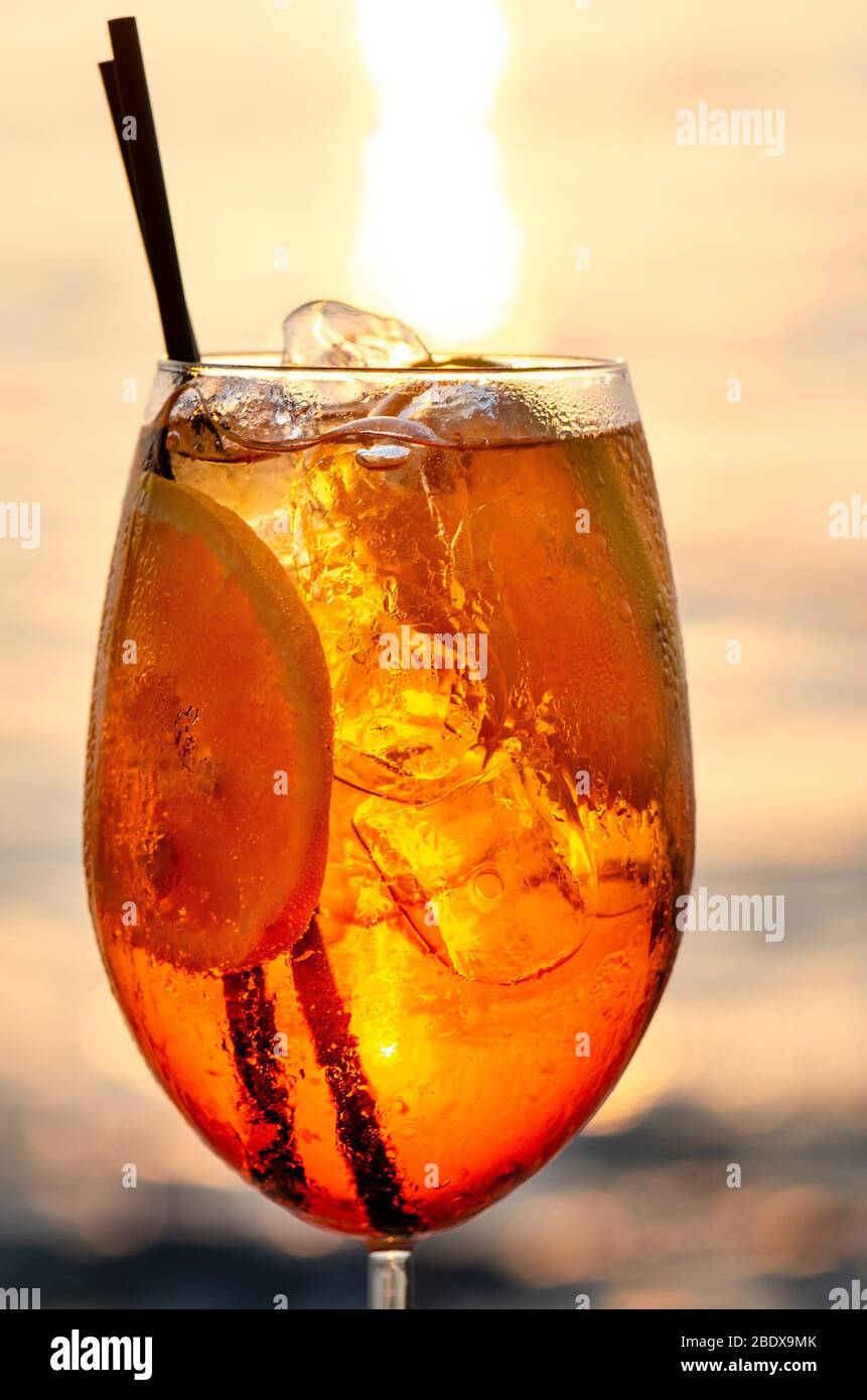 Aperol Spritz cocktail sur la plage au coucher du soleil Banque D'Images