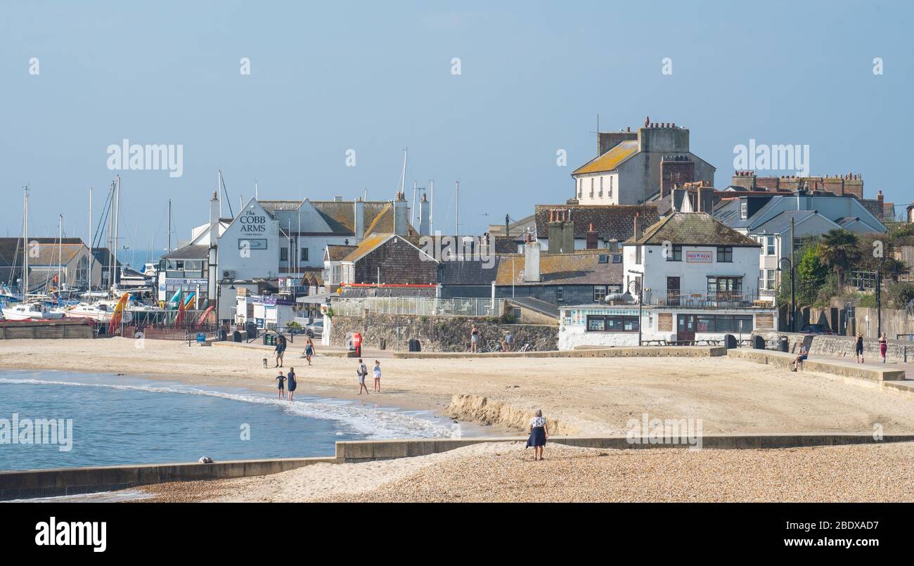 Lyme Regis, Dorset, Royaume-Uni. 10 avril 2020. Météo au Royaume-Uni : Lyme Regis est presque déserté vendredi Saint, malgré le soleil chaud glorieux que les gens tiennent compte de l'instruction du gouvernement de rester à la maison à la lumière de la pandémie de Covid-19. Les plages vides sont en contraste avec la scène de Pâques dernier quand les vacanciers et les amateurs de plage se sont enfermés en ville pour profiter d'un week-end de vacances aussi chaud et ensoleillé de la banque de Pâques. Le tourisme est la principale industrie de la ville et l'impact économique du verrouillage sur les petites entreprises de la ville commence déjà à mordre. Crédit: Celia McMahon/Alay Live News Banque D'Images
