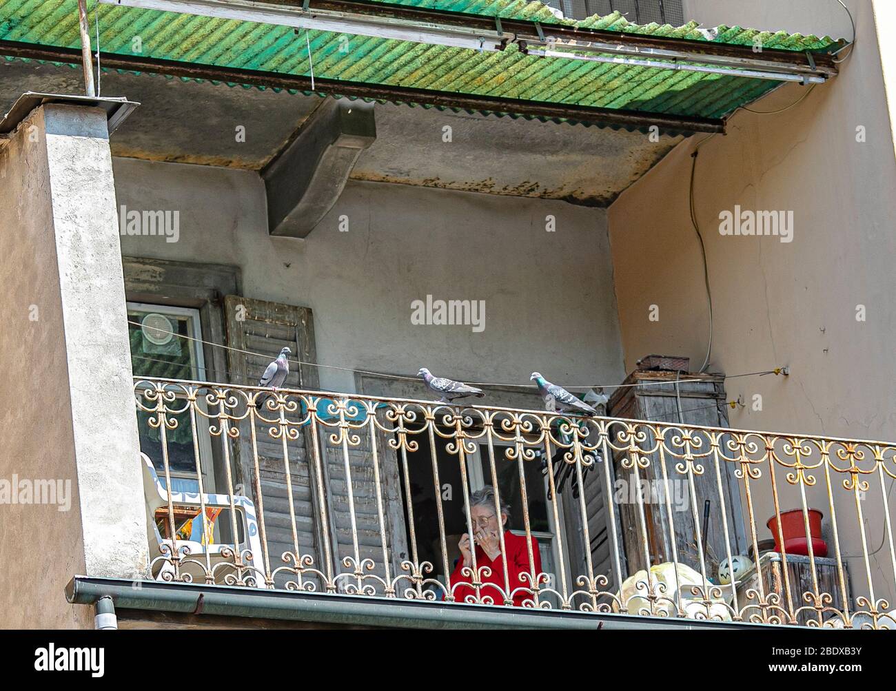 Bergame Coronavirus - une femme âgée sort sur son balcon maison chaque jour et joue l'harmonica (Foto © Sergio Agazzi/Fotogramma, Bergame - 2020-04-10) p.s. la foto e' utilizzabile nel rispeto del contento in cui e' stata, e senintenza to diffamatorio del decorpo perpersonentate Banque D'Images