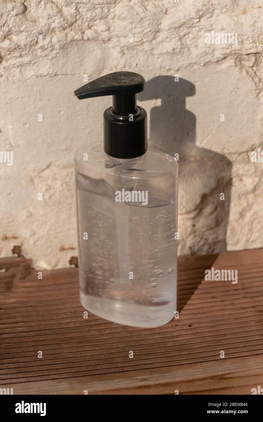 Vue rapprochée d'une bouteille de désinfectant pour les mains utilisée pour nettoyer les mains et les marchandises pendant le coronavirus ou le COVID-19 épedemic Banque D'Images