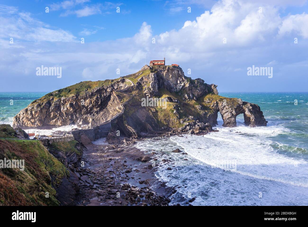 Gaztelugatxe îlot avec petit ermitage de San Juan, sur la côte de Biscaye province d'Espagne Banque D'Images