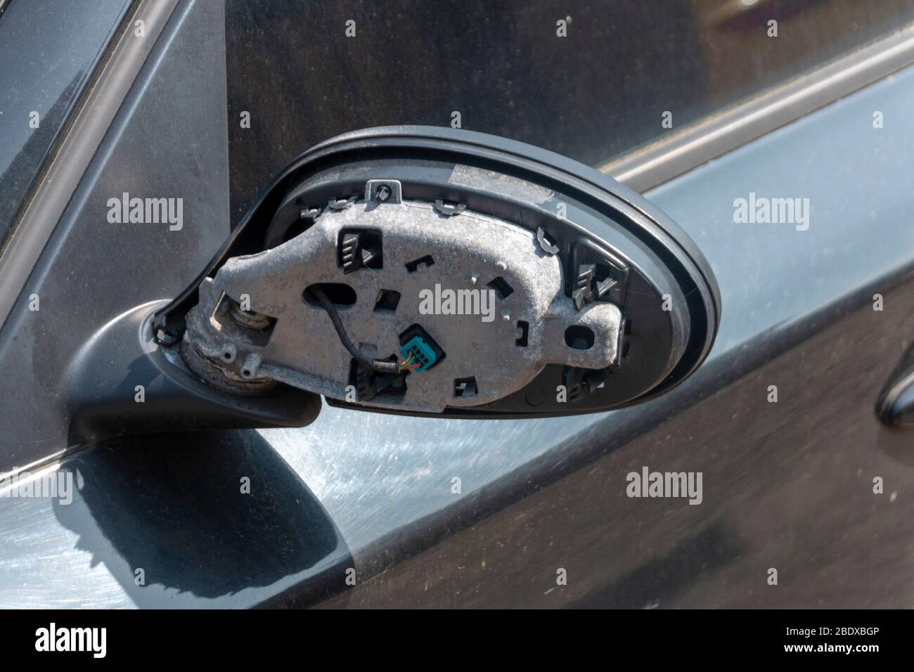 vue rapprochée de l'arrière d'un mirrow côté voiture d'une voiture qui a été endommagée Banque D'Images