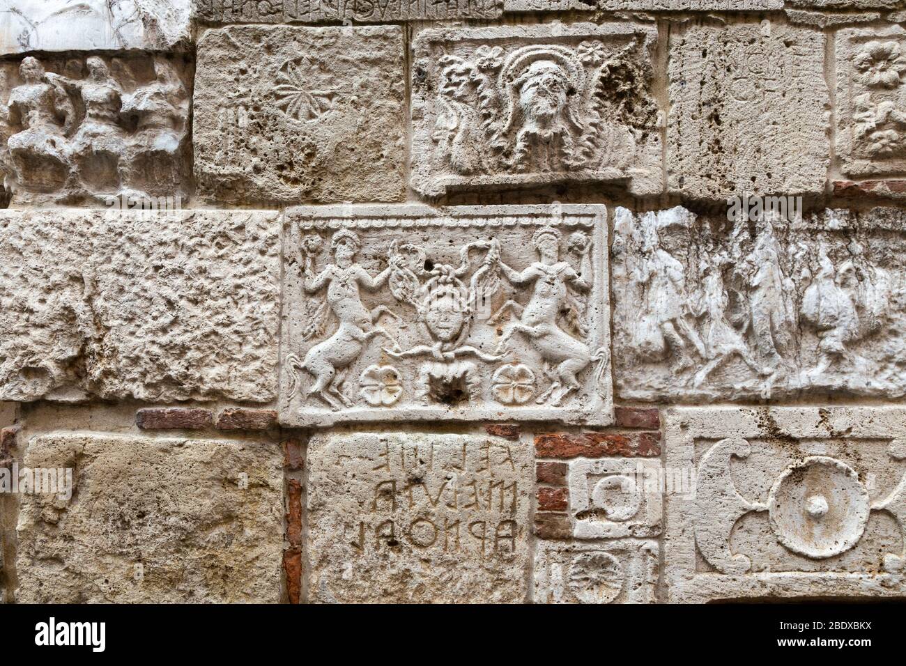 La sculpture sur pierre étrusque et romaine reliefs encadré au mur du Palazzo Bucelli, Montepulciano, Toscane, Italie Banque D'Images