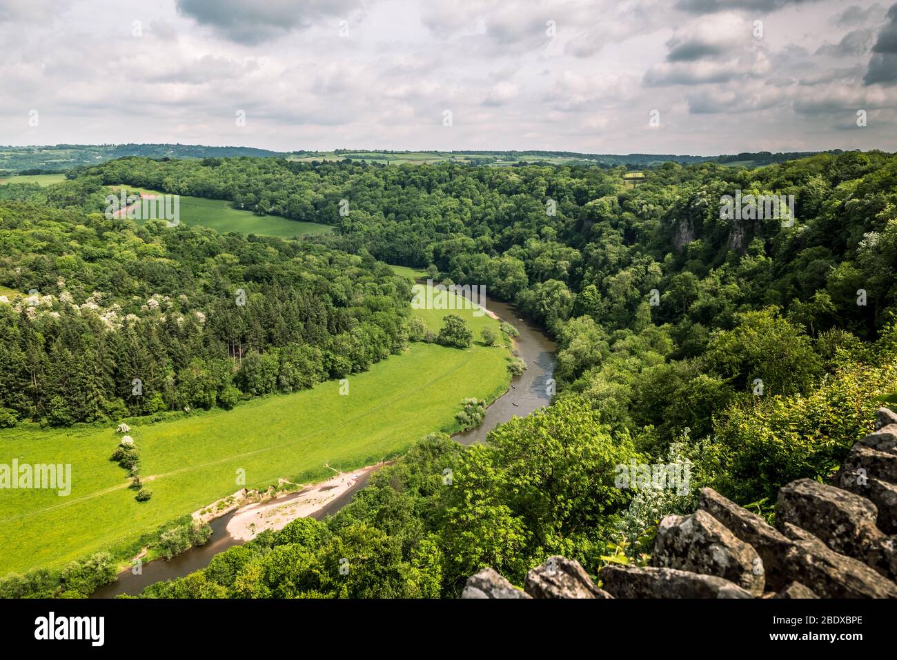 Vue sur la rivière wye alors que la vallée wye se serpente devant le point de vue du rocher de symonds yat. Banque D'Images