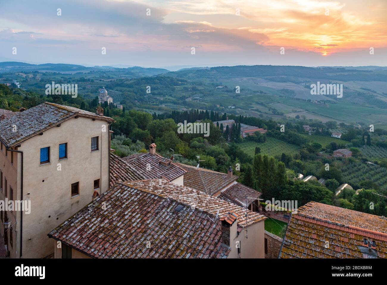 Vue sur le coucher du soleil sur la campagne depuis Montepulciano, Toscane, Italie Banque D'Images