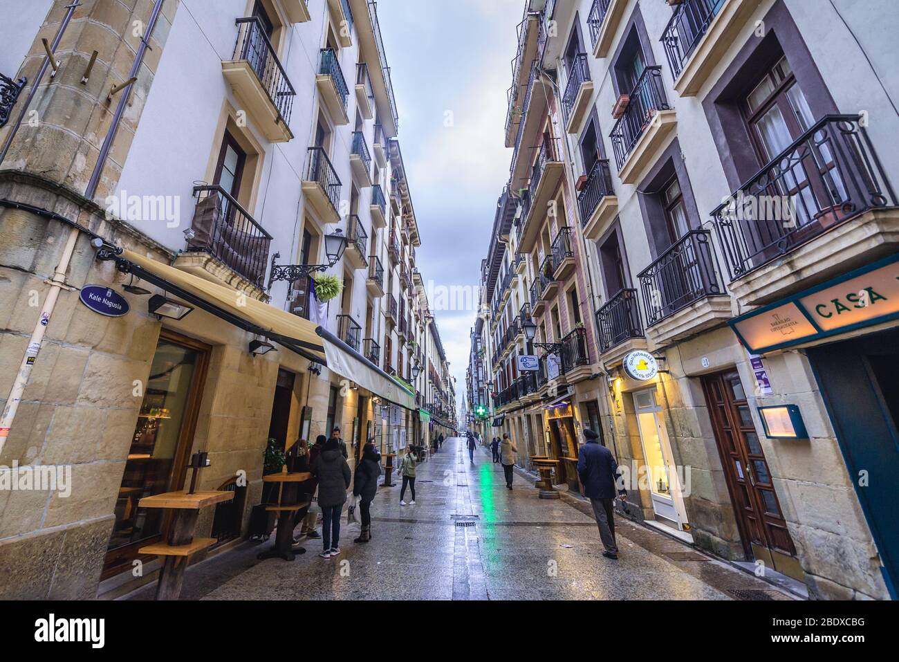 Calle Mayor - rue étroite dans la partie historique de la ville côtière de San Sebastian située dans la Communauté autonome basque, en Espagne Banque D'Images