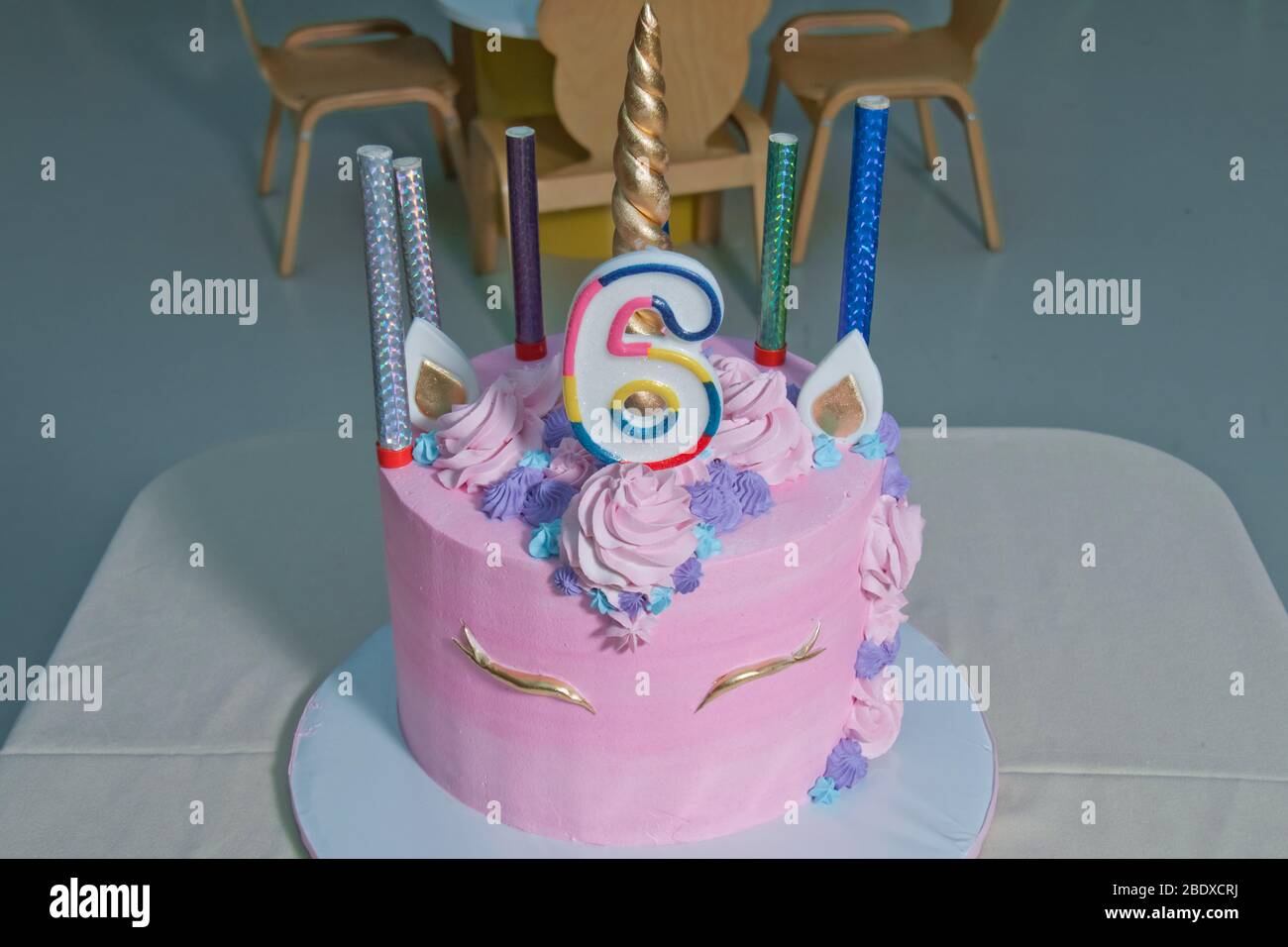 Lol Gateau D Anniversaire Pour Filles Le Chef Patissier Decorera Un Gateau Avec Du Gingembre Maison Pain D Epices Style Poupee Lol Vue Sur Le Dessus Du Pain D Epices Fait Maison Comme Photo