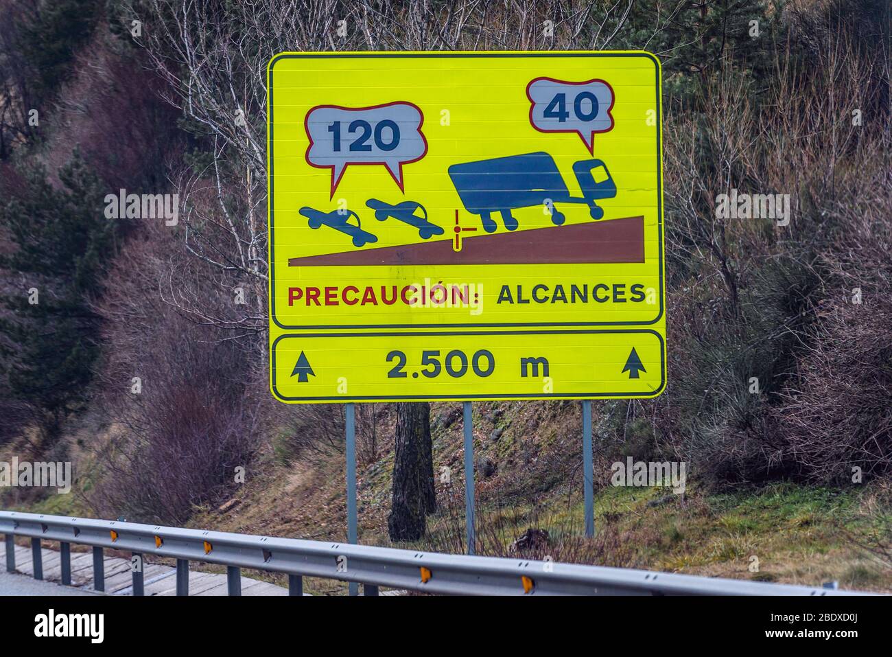 Panneau d'avertissement sur l'autoroute Autovia A-1 près du col de montagne de Somosierra dans les montagnes de Guadarrama dans la Communauté de Madrid, Espagne Banque D'Images