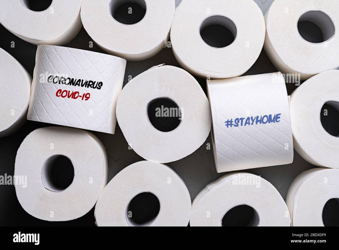Rouleaux de papier toilette avec message COVID-19 et #STAYATHOME Banque D'Images