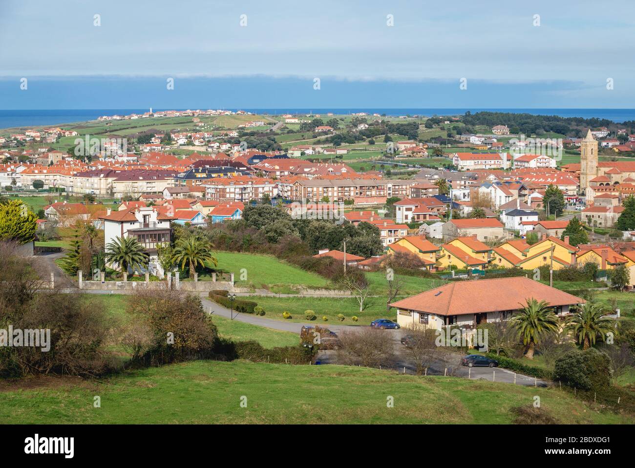 Vue aérienne de la ville d'Ajo située sur le cap d'Ajo sur le golfe de Gascogne dans la région de Cantabrie en Espagne Banque D'Images