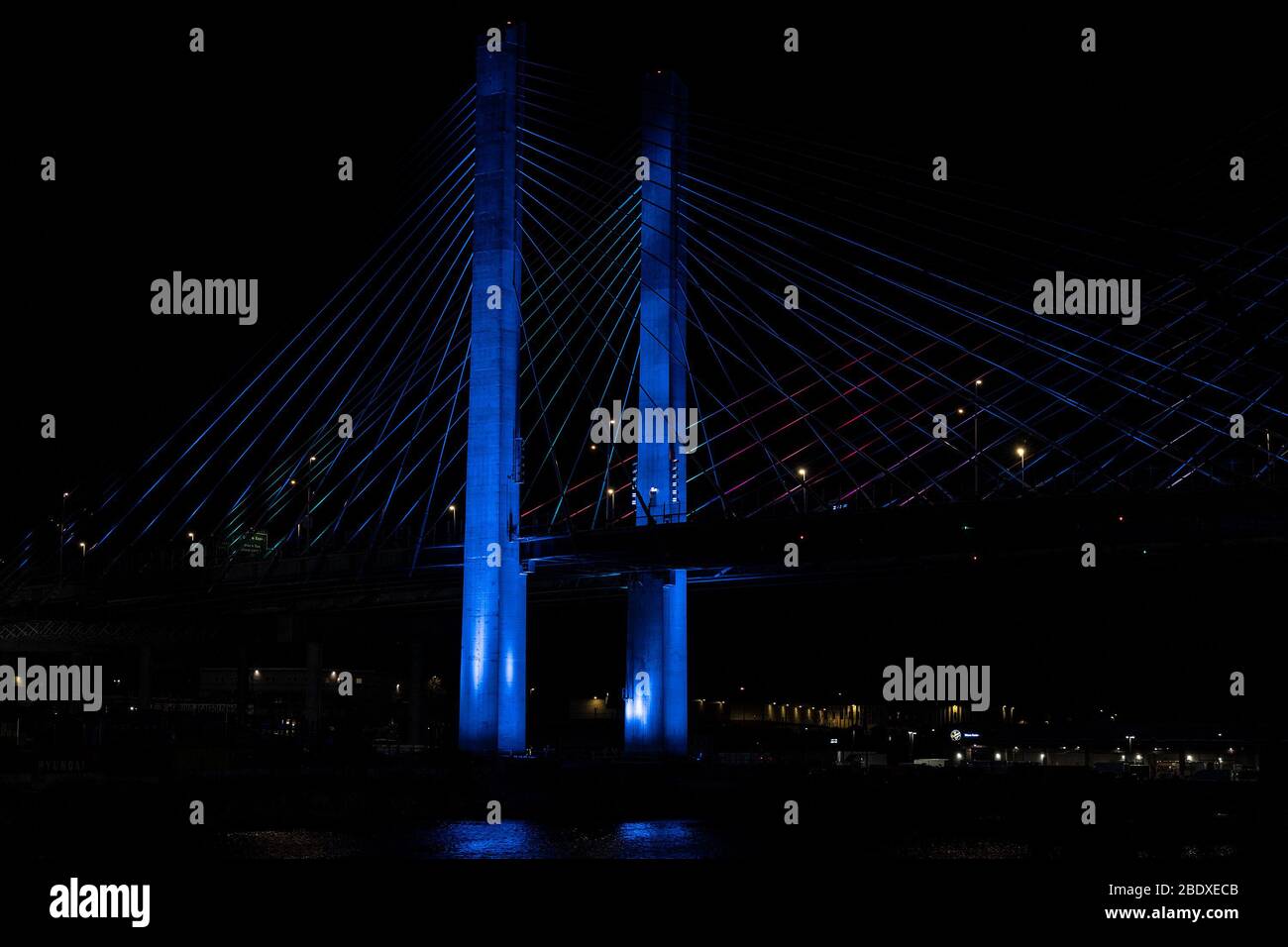 (4/9/2020) le pont Kosciuszko est éclairé par des lumières bleues pendant la pandémie de coronavirus dans le cadre de la campagne #LightItBlue pour montrer soutien et gratitude aux professionnels de la santé et aux travailleurs essentiels sur les lignes de front et créer un symbole universel de solidarité et d'espoir (photo de Lév Radin/Pacific Press/Sipa USA) Banque D'Images