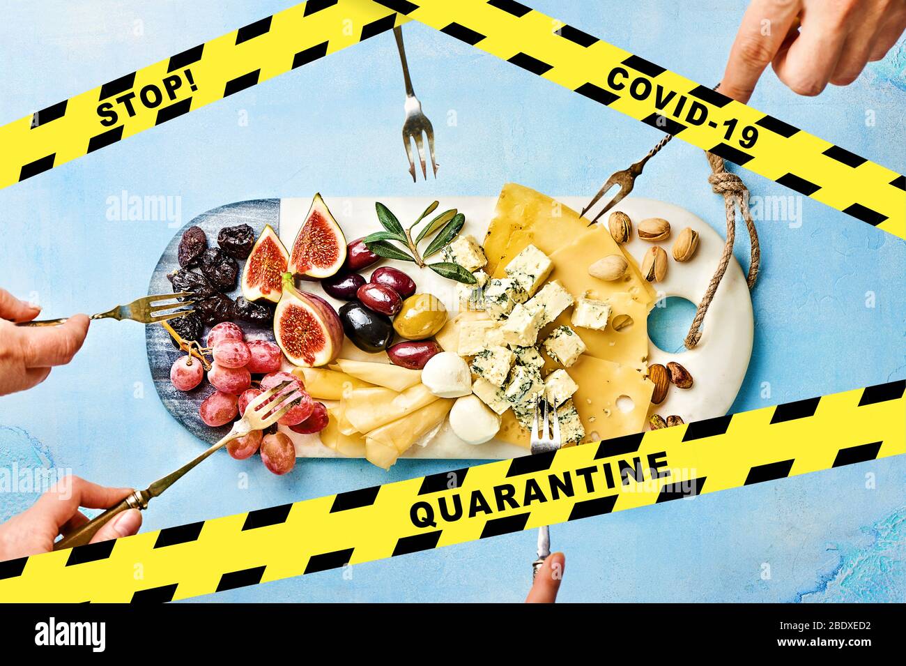 Toutes les parties sont annulées en raison de la quarantaine du coronavirus. La quarantaine de Covid-19 ferme les restaurants. Assiette à fromage antipastis collation au fromage bleu Banque D'Images