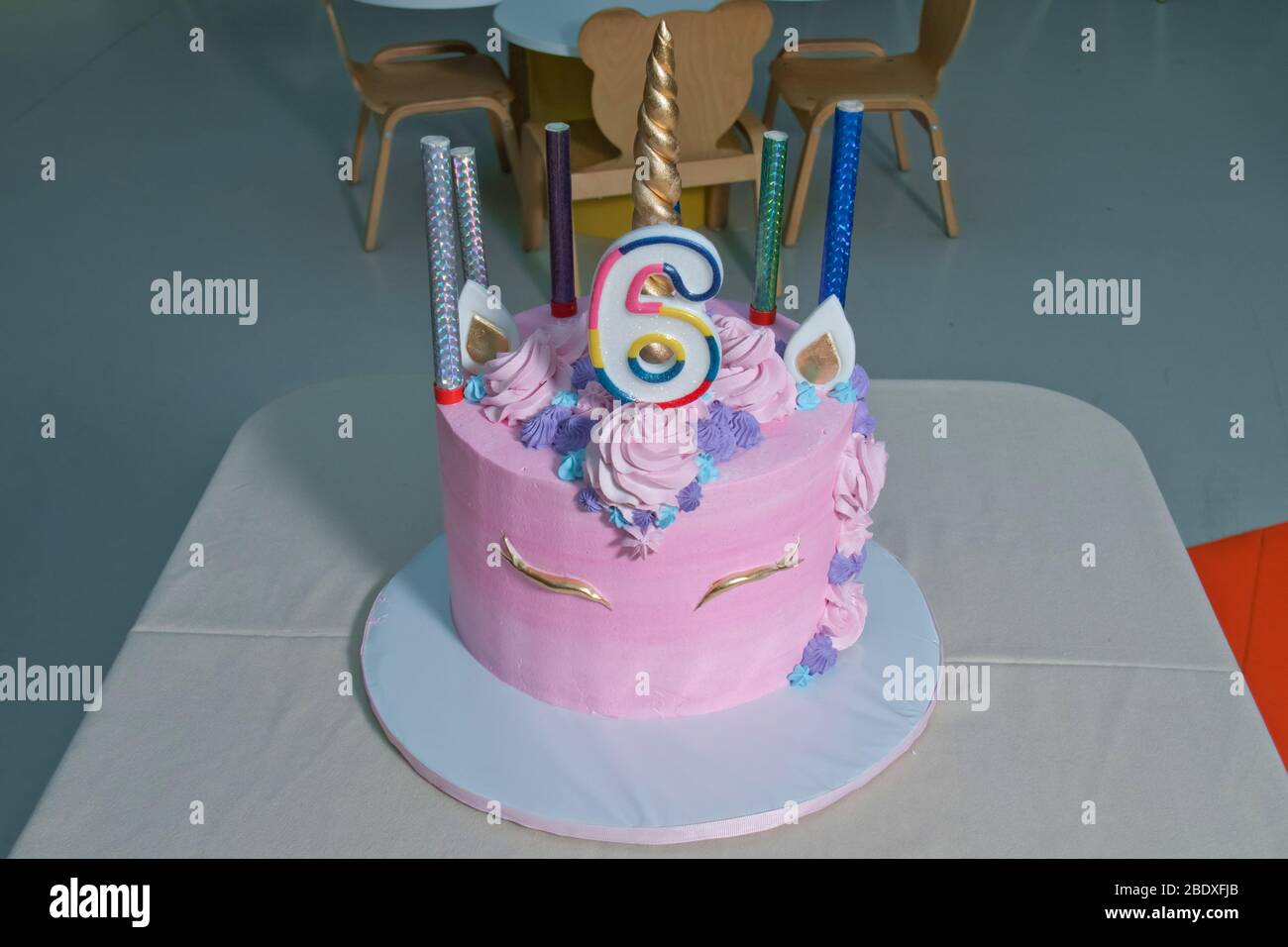 Lol Gateau D Anniversaire Pour Filles Le Chef Patissier Decorera Un Gateau Avec Du Gingembre Maison Pain D Epices Style Poupee Lol Vue Sur Le Dessus Du Pain D Epices Fait Maison Comme Photo