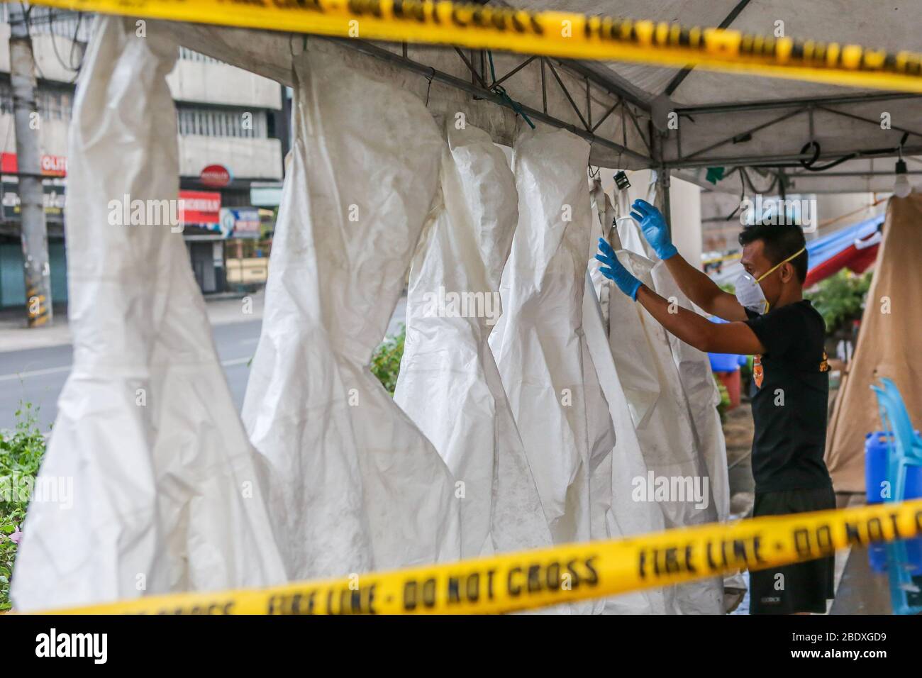 Antipolo City, Philippines. 10 avril 2020. Un pompier décontaminer son équipement de protection individuelle dans une tente de décontamination à Antipolo City, aux Philippines, le 10 avril 2020. Le Département de la santé (DOH) des Philippines a signalé vendredi 119 nouveaux cas confirmés de COVID-19, portant le nombre total à 4 195. Crédit: Rouelle Umali/Xinhua/Alay Live News Banque D'Images