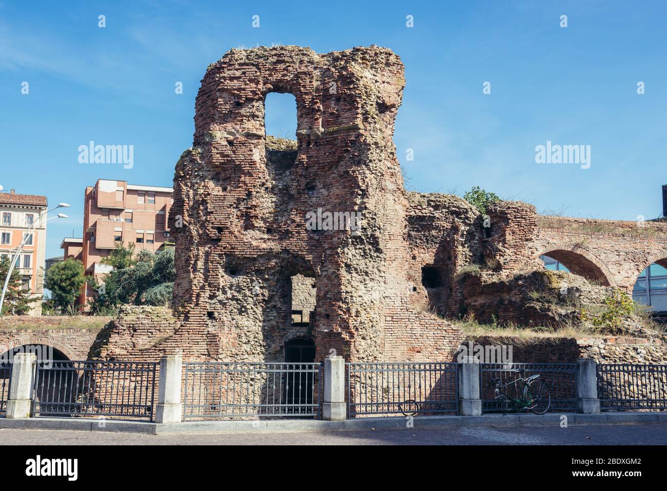 Ruines du XIVe siècle de la porte historique de Porta Galliera dans le parc Montagnola de Bologne, capitale et plus grande ville de la région d'Emilie Romagne en Italie Banque D'Images