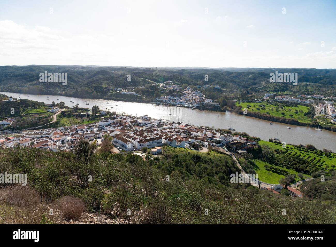 Sanlucar de Guadiana, Espagne - février 2020: Le pays limitrophe d'Alcoutim, Portugal Banque D'Images