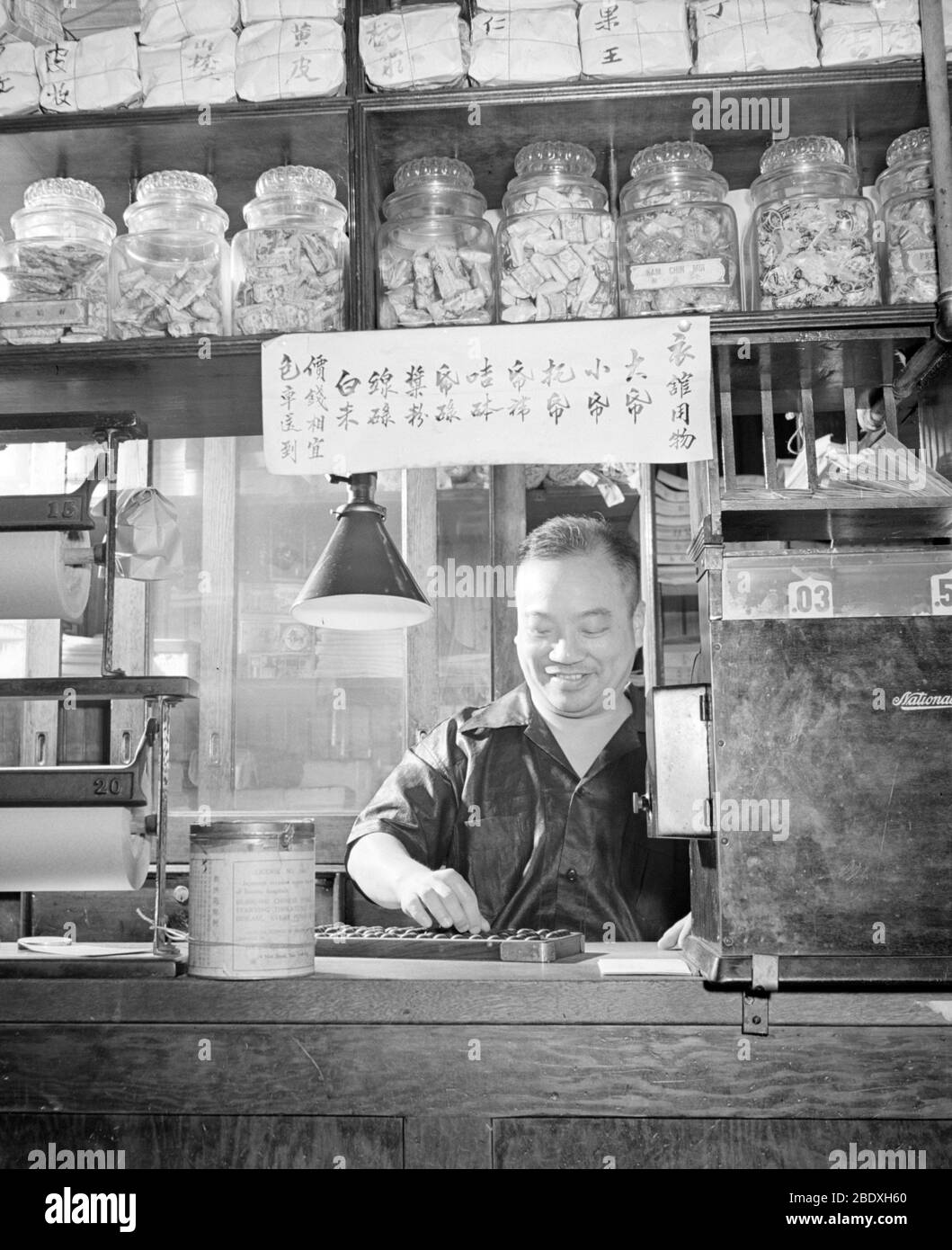 Épicerie chinoise, Merchant utilisant Abacus, 1941 Banque D'Images