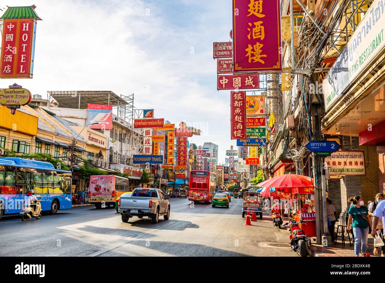 Trafic de Chinatown à Yaowarat Road, la rue principale de Chinatown à Bangkok Chinatown est l'un des sites célèbres de Bangkok. Banque D'Images