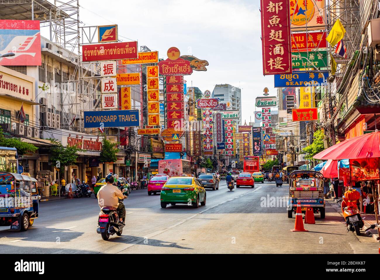 Vue sur la rue de Chinatown à Bangkok, Thaïlande. Banque D'Images