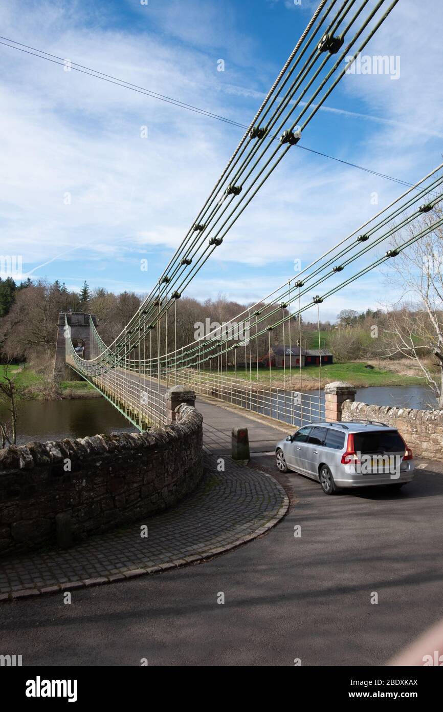 Traversée en voiture du pont Union Chain; Berwick-on-Tweed; Northumberland; Angleterre; Banque D'Images