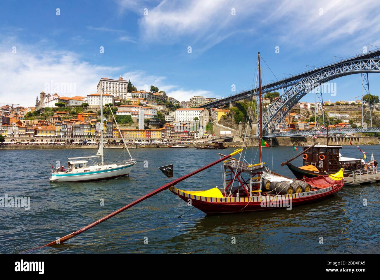 Porto, Portugal : bateau traditionnel amarré à côté du pont Dom Luis I sur le fleuve Douro. Banque D'Images