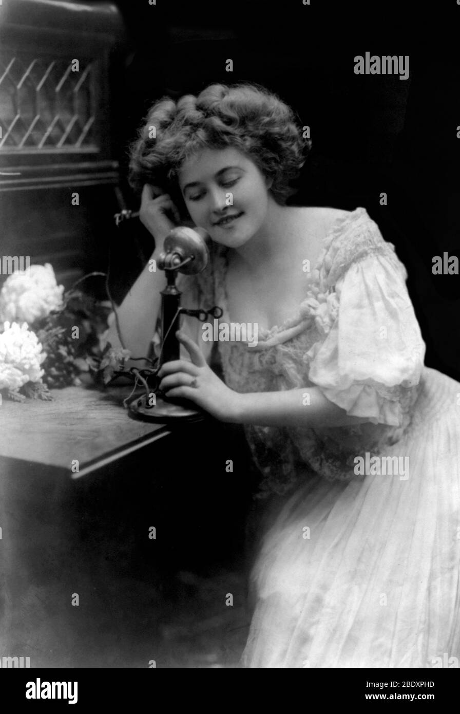 Femme parlant au téléphone Candlestick, 1909 Banque D'Images