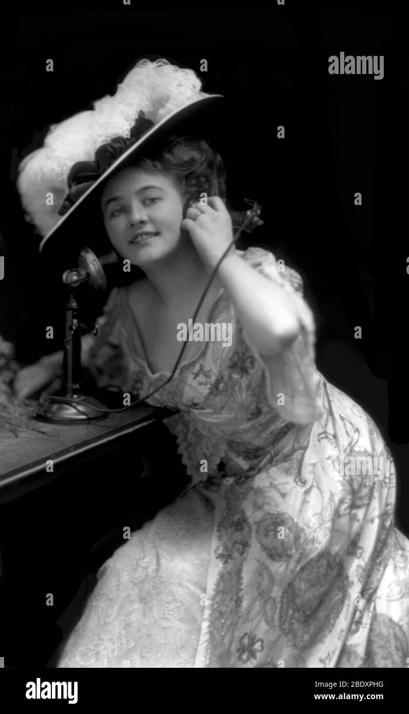 Femme parlant au téléphone Candlestick, 1909 Banque D'Images
