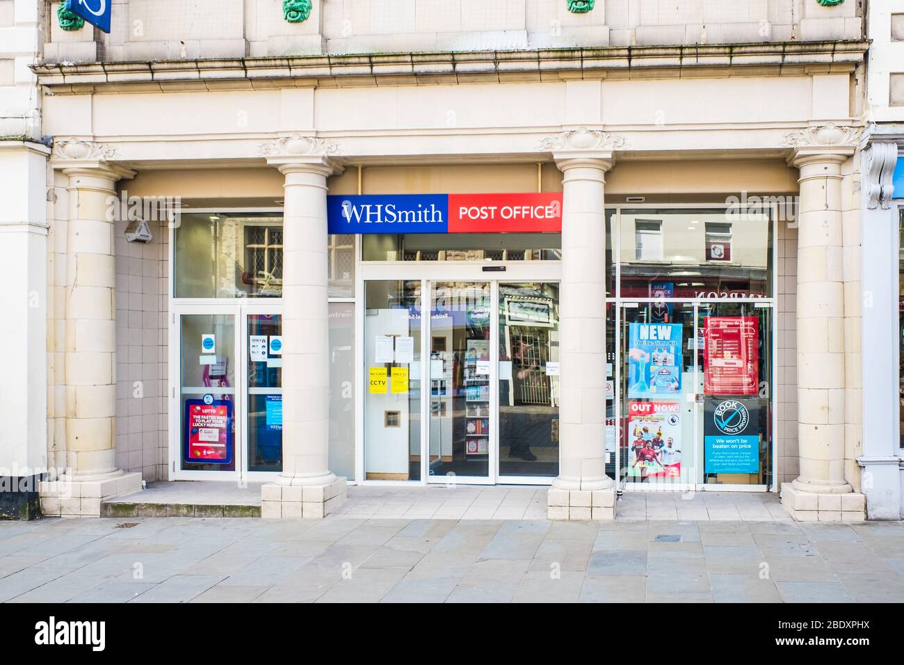 ROYAUME-UNI, LANCASTER - 9 AVRIL 2020 W H Smiths and Post Office l'un des principaux groupes de vente au détail au Royaume-Uni Banque D'Images