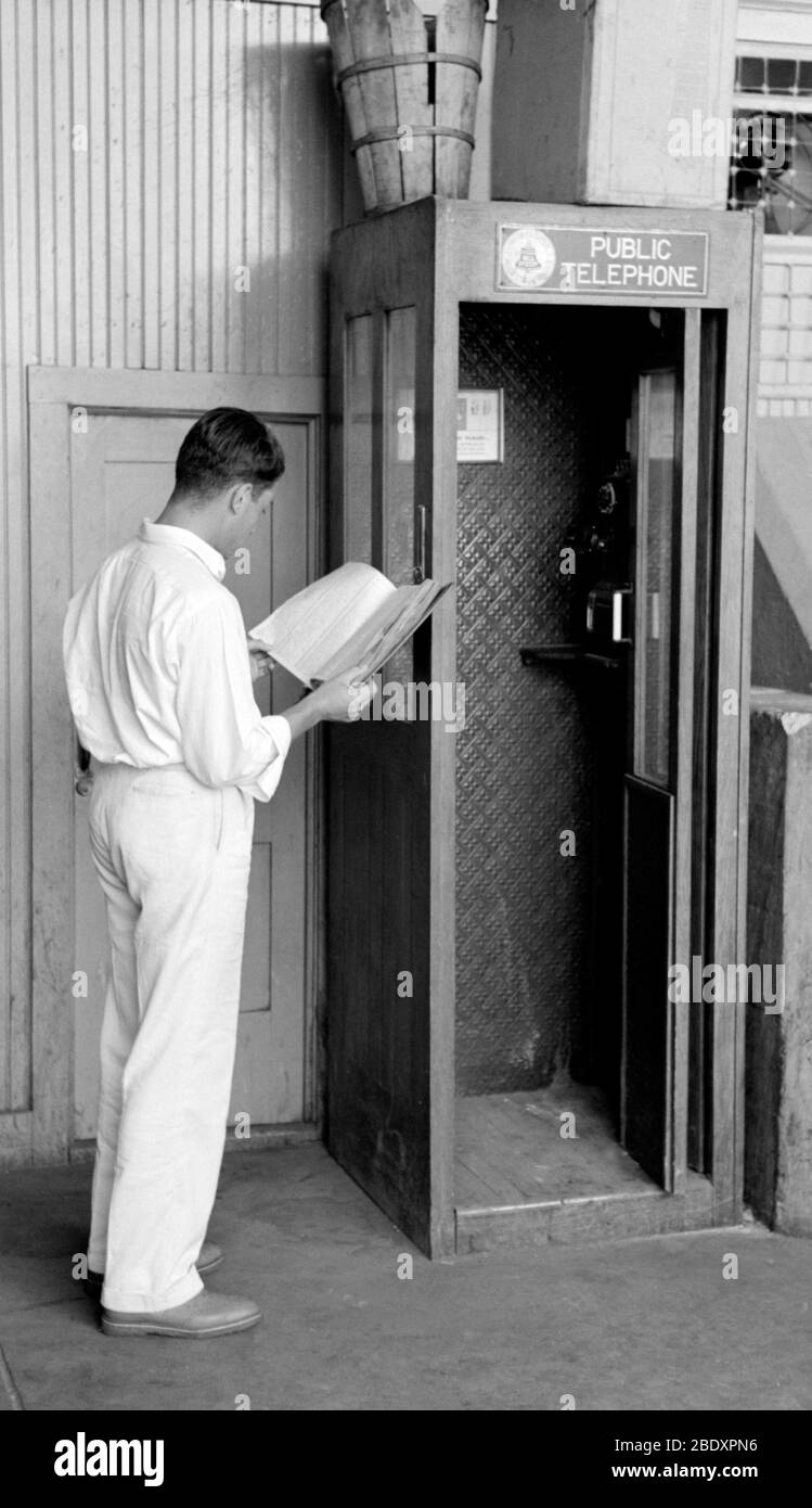 Homme utilisant le répertoire téléphonique, 1939 Banque D'Images