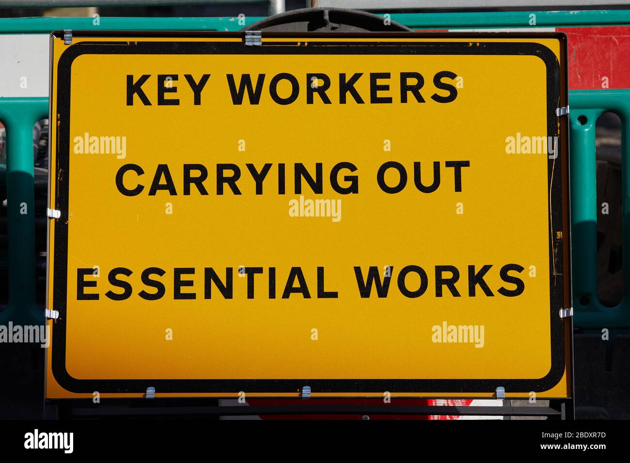 Londres, Royaume-Uni - 10 avril 2020 : un panneau de signalisation avertit les employés clés qui effectuent des travaux routiers essentiels. Banque D'Images