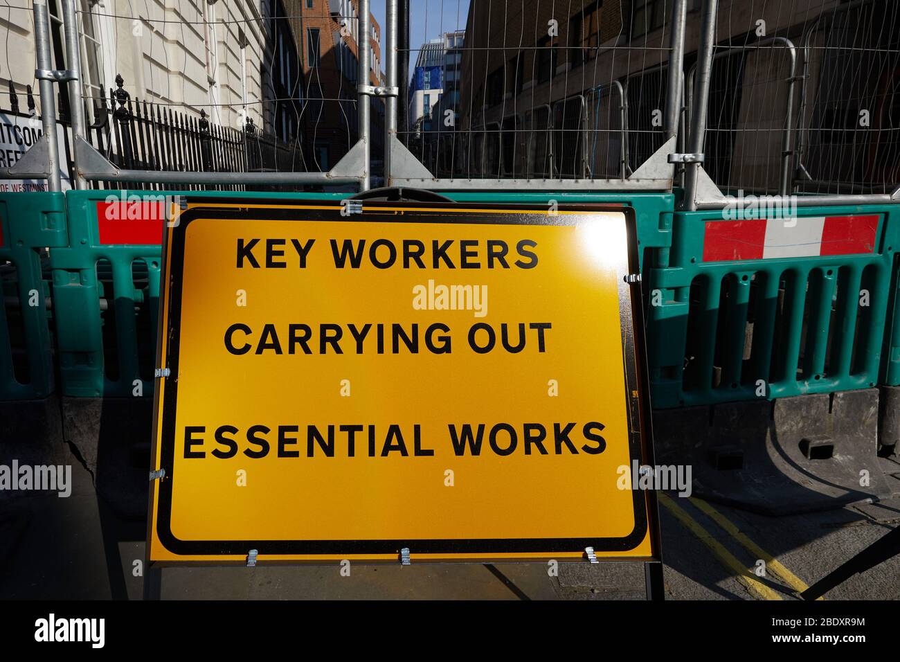 Londres, Royaume-Uni - 10 avril 2020 : un panneau de signalisation avertit les employés clés qui effectuent des travaux routiers essentiels. Banque D'Images