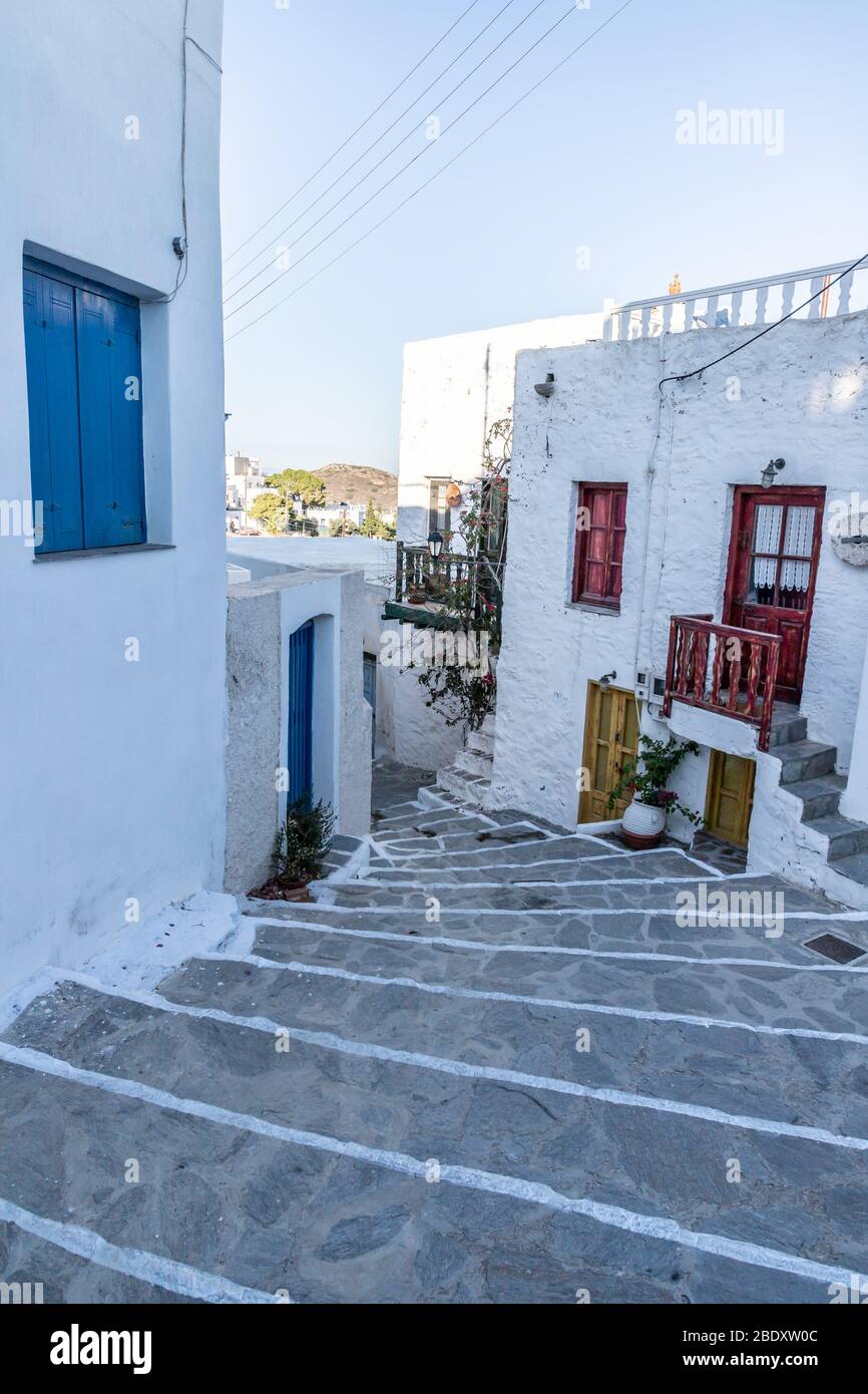 Escaliers entre maisons dans le village de Trypti, Milos, Grèce Banque D'Images