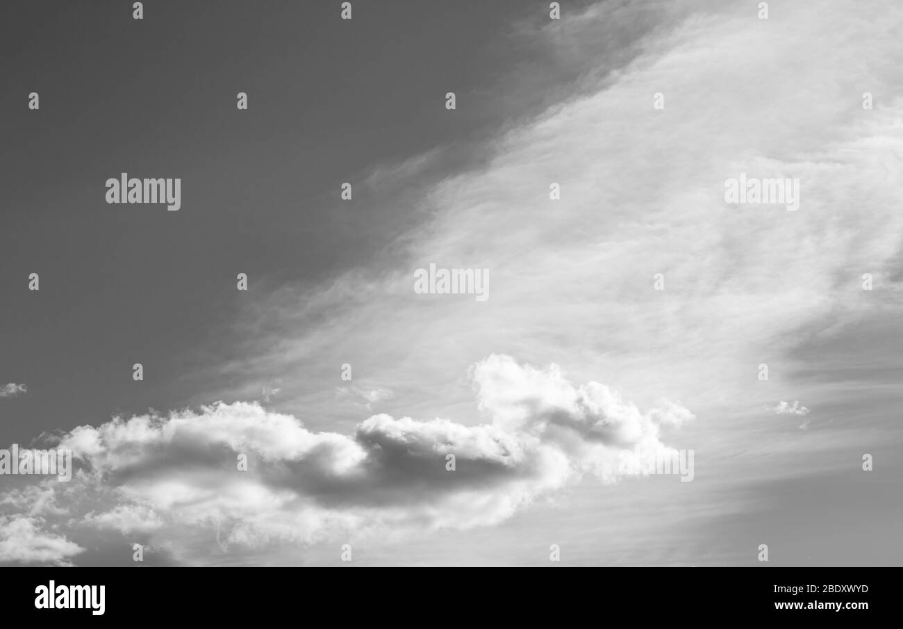 Nuage blanc en forme de plan sur ciel bleu avec queue blanche , Finlande Banque D'Images