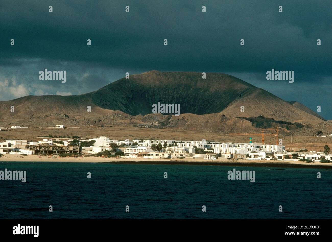 Paysage volcanique avec cratère, Fuerteventura, îles Canaries. Banque D'Images