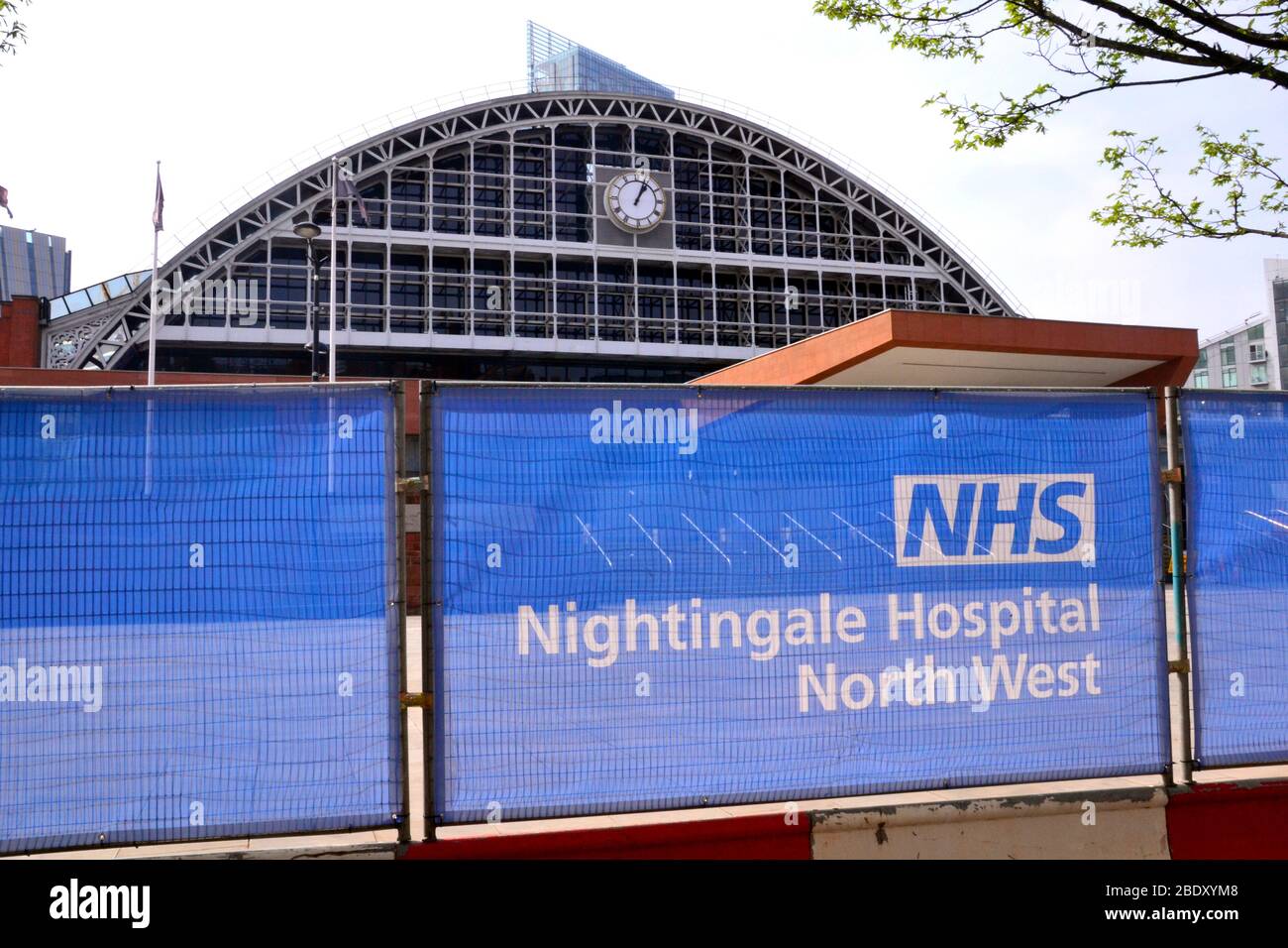 L'extérieur de l'hôpital NHS Nightingale North West, un hôpital temporaire mis en place au complexe Manchester Central à la lumière de l'épidémie mondiale actuelle du nouveau coronavirus, l'infection de Covid 19. Il devrait être prêt à traiter les patients d'ici la mi-avril 2020. Banque D'Images