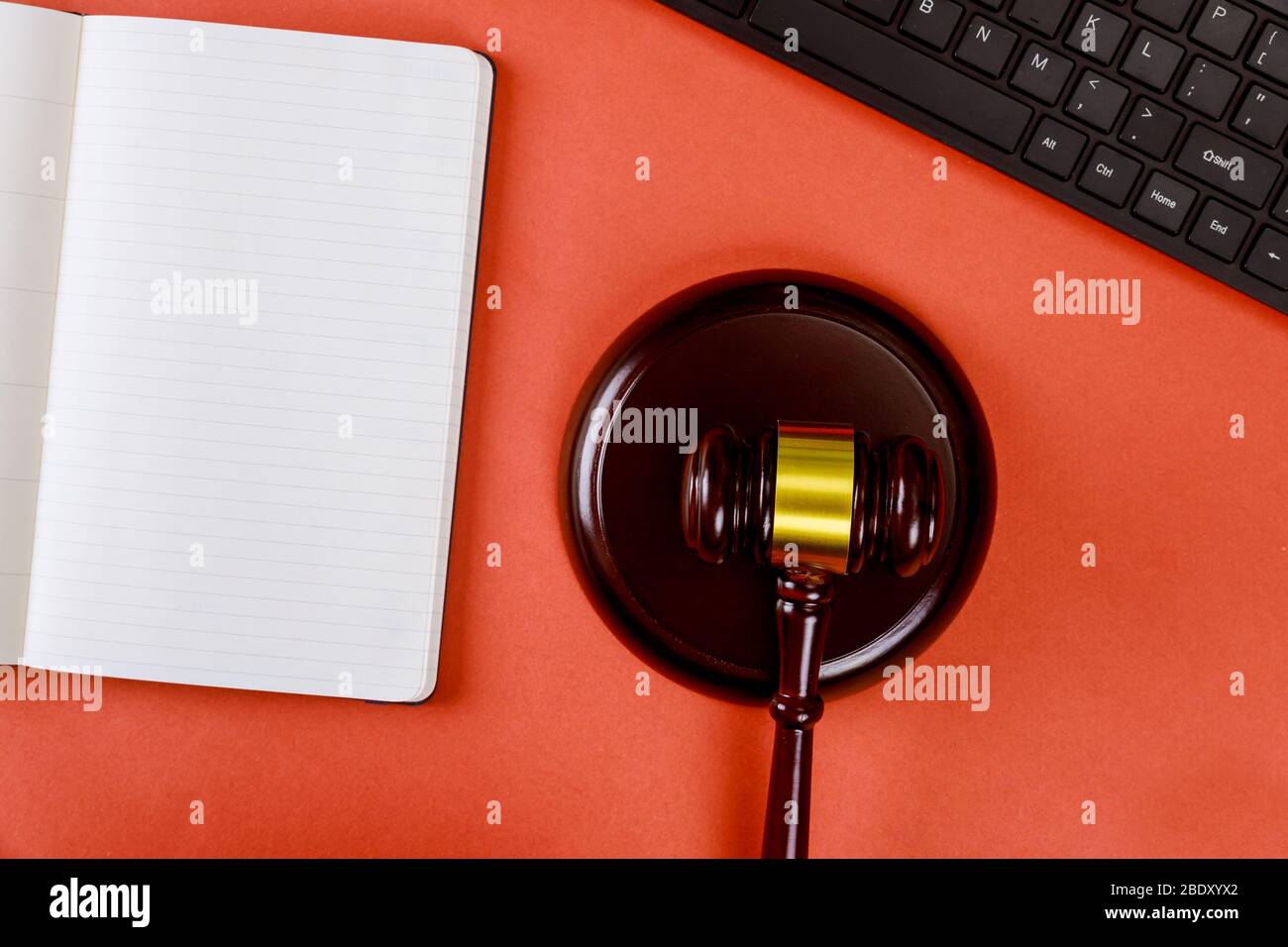 Le lieu de travail avec bloc-notes et clavier juge le bureau de la bavette en bois avec avocat Banque D'Images