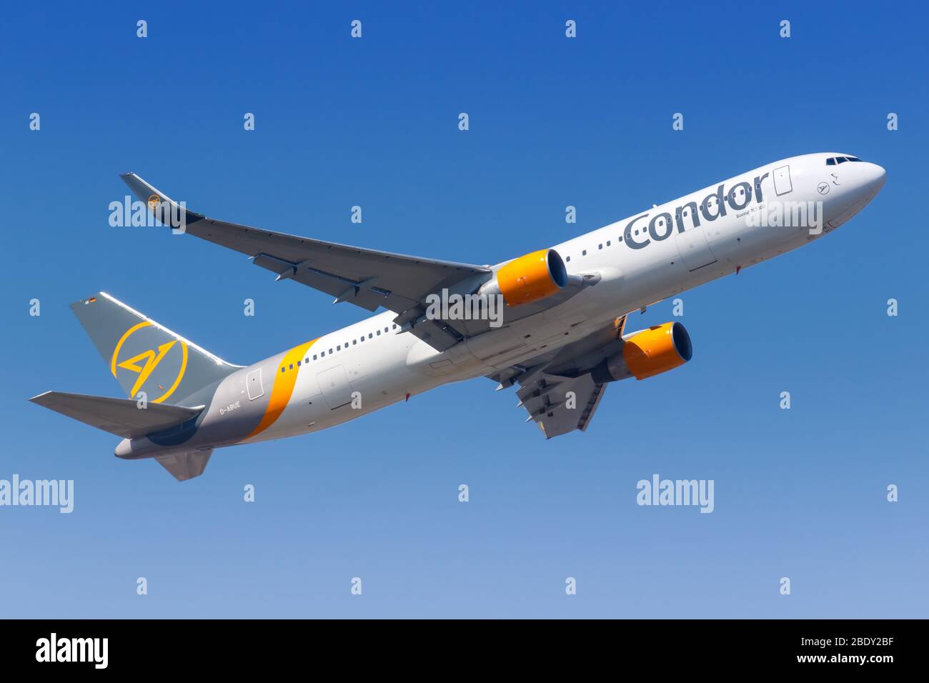 Francfort, Allemagne – 7 avril 2020 : avion Condor Boeing 767-300 ER à l'aéroport de Francfort (FRA) en Allemagne. Boeing est une usine américaine d'avions Banque D'Images