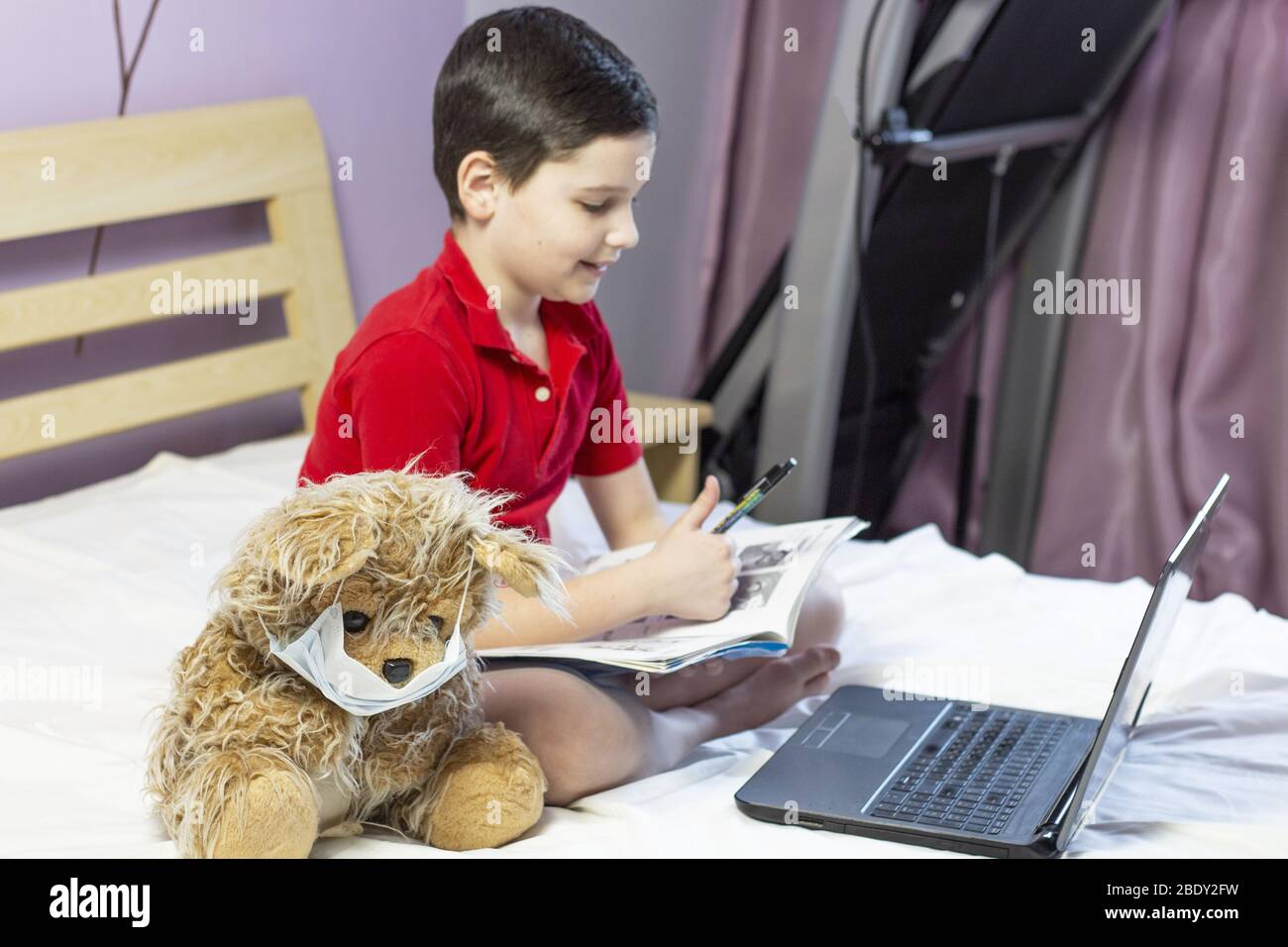 garçon étudie. Accueil éducation. Quarantaine. Éducation en ligne. Cours d'informatique. Coronavirus. copyspace Banque D'Images