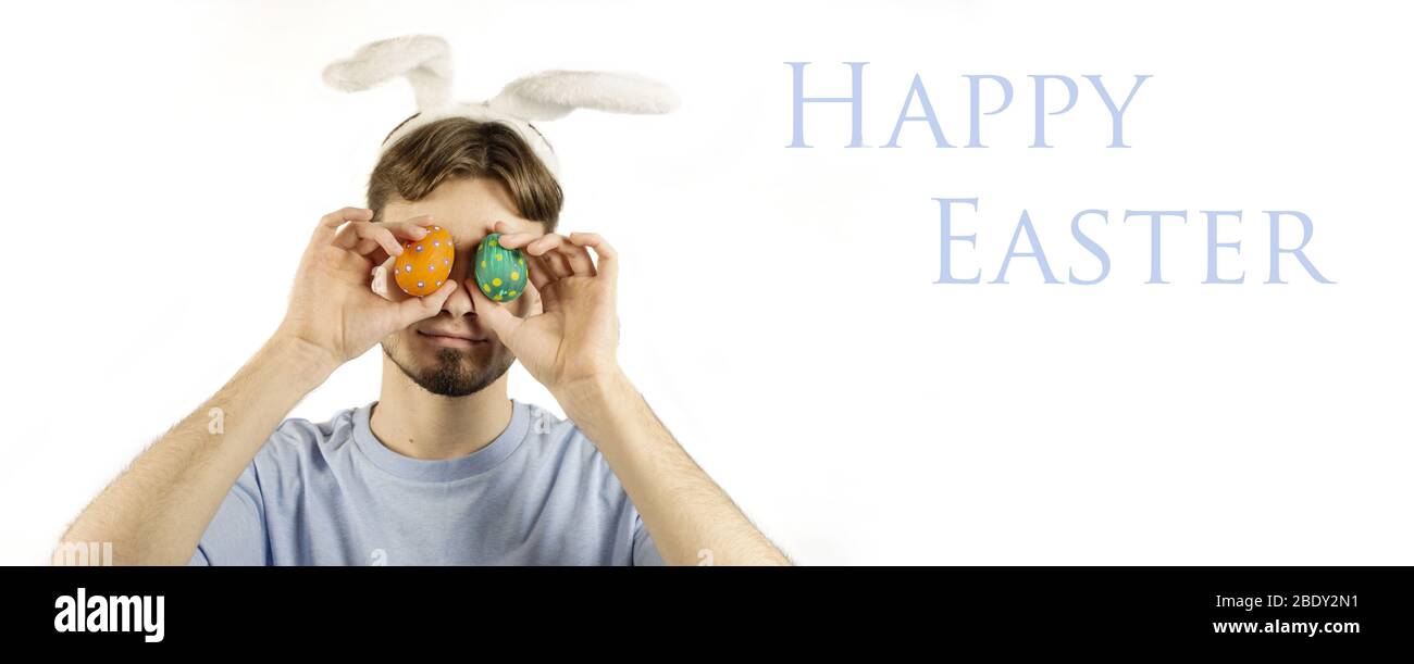 Œufs de Pâques. Bonne carte de pâques. Œufs de Pâques multicolores. Fond de Pâques. Le lapin gay contient des œufs multicolores devant ses yeux. Bannière. Copier s Banque D'Images
