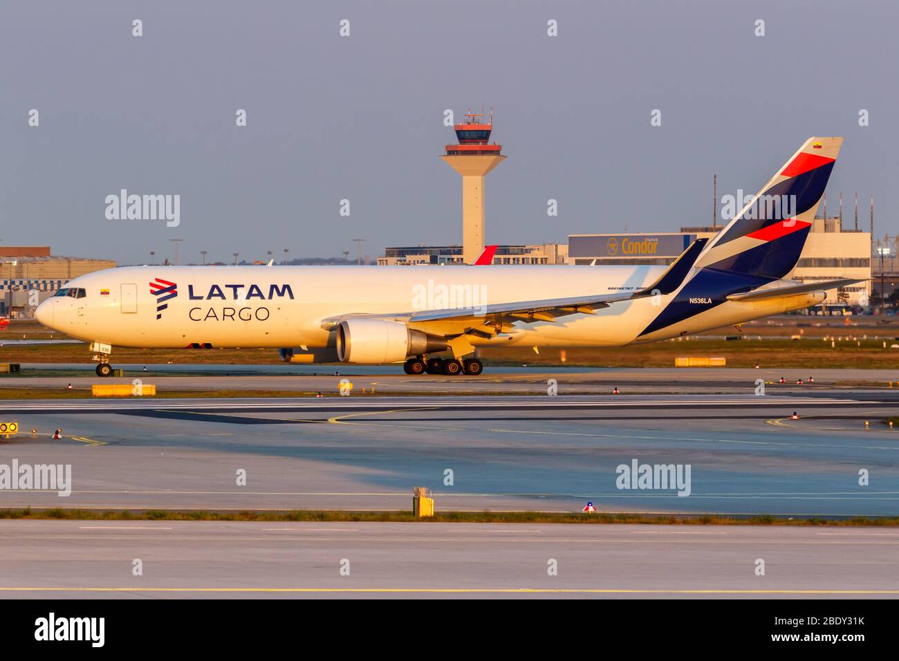Francfort, Allemagne – 7 avril 2020 : avion LATAM Cargo Boeing 767-300-F à l'aéroport de Francfort (FRA) en Allemagne. Boeing est une usine américaine d'avions Banque D'Images