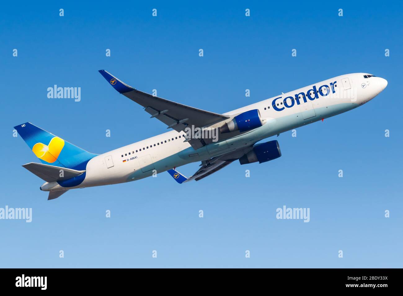 Francfort, Allemagne – 7 avril 2020 : avion Condor Boeing 767-300 ER à l'aéroport de Francfort (FRA) en Allemagne. Boeing est une usine américaine d'avions Banque D'Images